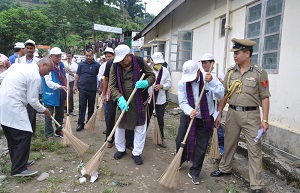 The Governor of Arunachal Pradesh Shri P.B. Acharya participating in the cleanliness drive organized by Public Health Engineering Department at Changlang on 31st August 2017